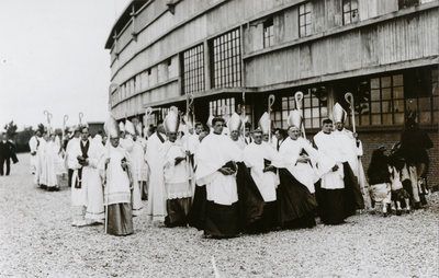 876683 Groepsportret van spelers uit het gemeenschapsspel 'Omnis Terra', geschreven door priester-dichter Jacques ...